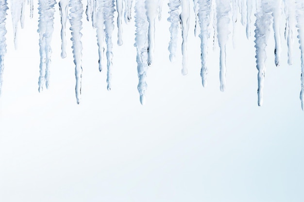 Icicles-Rand auf weißem Hintergrund mit leerem Kopierraum