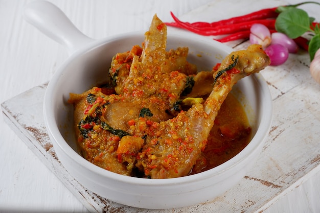 Foto icomida tradicional de indonesia el ayam woku es un plato típico de manado north sulawesi