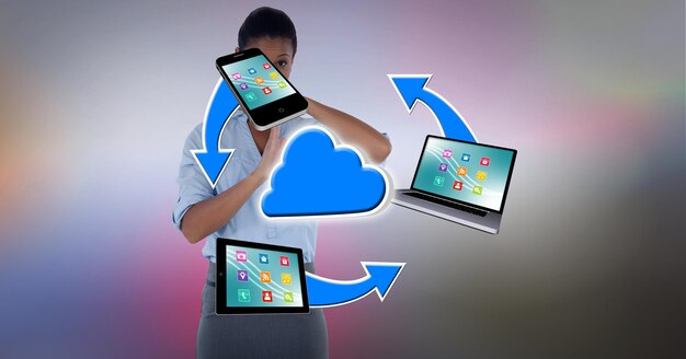 Foto Ícone da nuvem na rede de dispositivos eletrônicos contra mulher fazendo gesto de intervalo