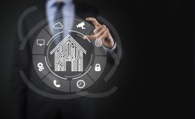 Ícone de casa de espera de empresário. Casa inteligente controlada, casa inteligente e conceito de aplicativo de automação residencial. Projeto de PCB e pessoa com telefone inteligente. Conceito de rede de internet de tecnologia de inovação.