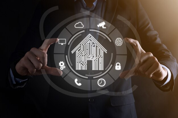 Ícone de casa de espera de empresário. Casa inteligente controlada, casa inteligente e conceito de app de automação residencial. Projeto de PCB e pessoa com telefone inteligente. Conceito de rede de internet de tecnologia de inovação.
