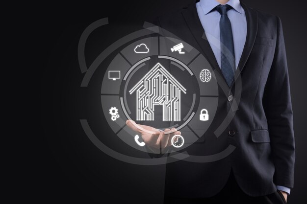 Ícone de casa de espera de empresário. Casa inteligente controlada, casa inteligente e conceito de app de automação residencial. Projeto de PCB e pessoa com telefone inteligente. Conceito de rede de internet de tecnologia de inovação.