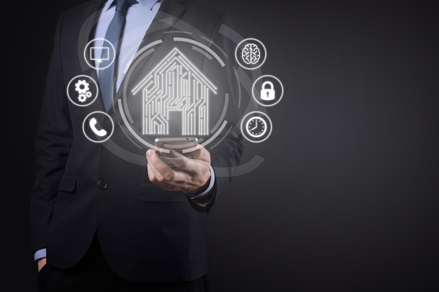 Ícone de casa de espera de empresário. casa inteligente controlada, casa inteligente e conceito de app de automação residencial. projeto de pcb e pessoa com telefone inteligente. conceito de rede de internet de tecnologia de inovação.