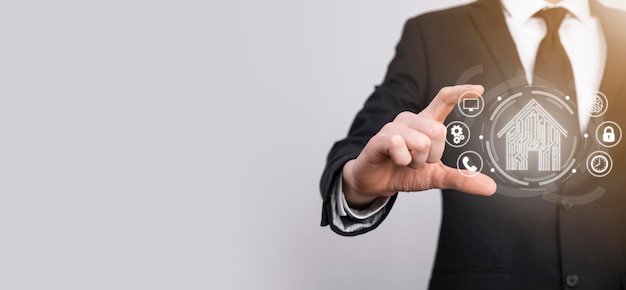 Ícone de casa de espera de empresário. Casa inteligente controlada, casa inteligente e conceito de app de automação residencial. Projeto de PCB e pessoa com telefone inteligente. Conceito de rede de internet de tecnologia de inovação.