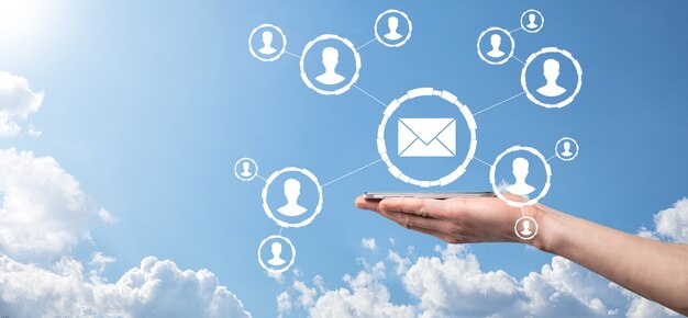 Ícone de e-mail e usuário, sinal, símbolo de marketing ou conceito de boletim informativo, diagrama. Esquema de vendas diretas no negócio. Lista de clientes para mailing.