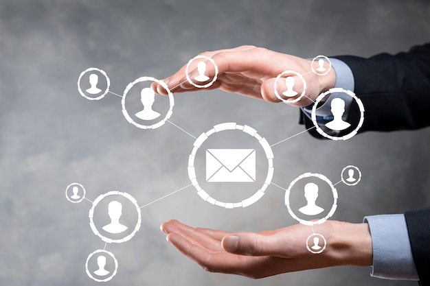 Ícone de e-mail e usuário, sinal, símbolo de marketing ou conceito de boletim informativo, diagrama. Esquema de vendas diretas no negócio. Lista de clientes para mailing.