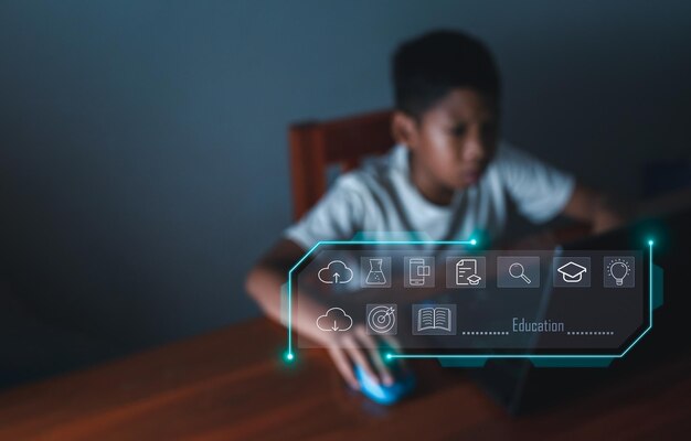 Ícone de educação No fundo de fotos borradas de menino está olhando para um monitor de computador.
