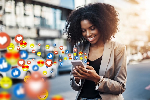 Ícone de mídia social da cidade ou mulher negra com telefone para mensagens de texto de comunicação ou site de bate-papo on-line Sorriso de sobreposição ou garota feliz digitando em aplicativo móvel ou rede digital com emoji de coração ou like