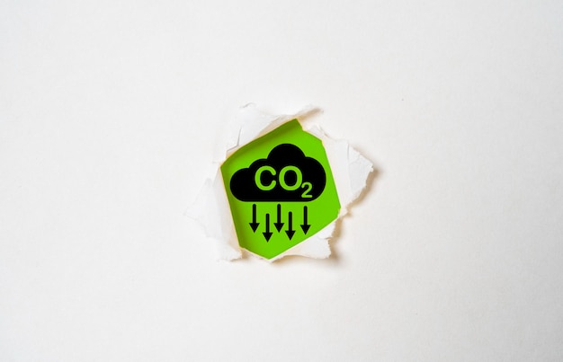 Foto Ícone de redução de co2 em fundo verde e soco branco para diminuir a emissão de co2 ou dióxido de carbono pegada de carbono e crédito de carbono para limitar o aquecimento global do conceito de mudança climática