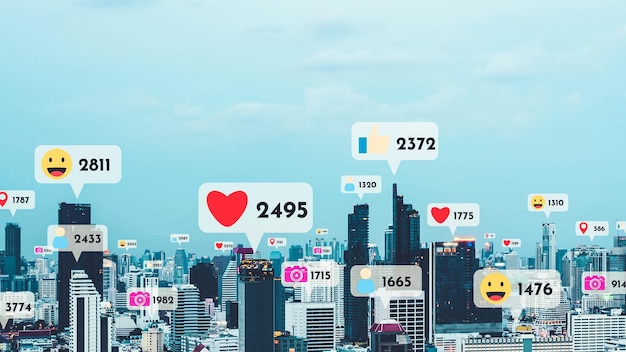 Ícones de mídia social sobrevoam o centro da cidade mostrando a conexão de reciprocidade das pessoas