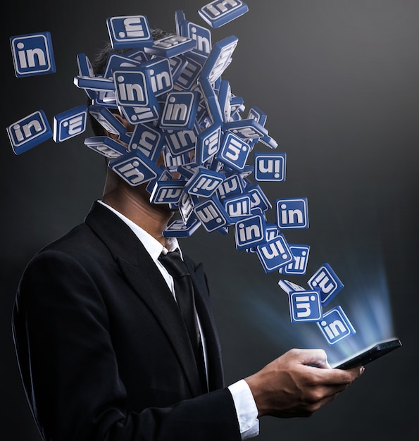 Foto Ícones do linkedin aparecendo na cara de um homem