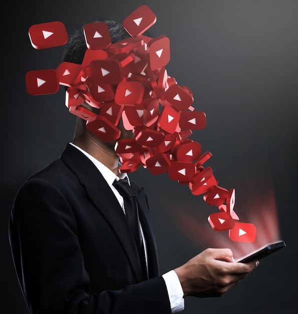 Ícones do youtube aparecendo na cara de um homem