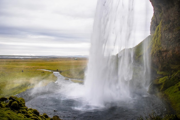 La icónica cascada de Islandia, Seljalandfoss, una belleza impresionante