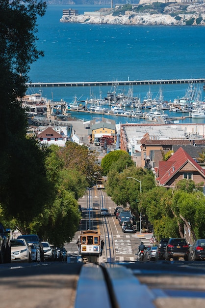 La icónica escena de la vía del teleférico de San Francisco en la bahía de Marina