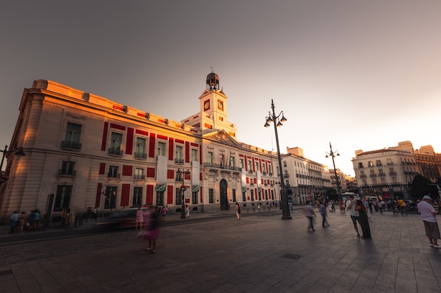 Icônica praça central de Madri na Plaza del Sol, Espanha