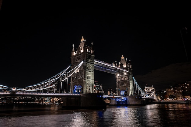 Icônica vista da Tower Bridge conectando Londres com Southwark ao longo do Rio Tamisa, Reino Unido. Bela vista da ponte iluminada à noite.