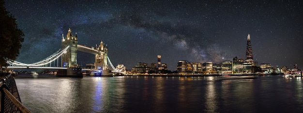 Icónica vista del Tower Bridge que conecta Londres con Southwark sobre el río Támesis, Reino Unido. Cielo de la Vía Láctea sobre Londres.