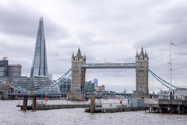Icónica vista del Tower Bridge que conecta Londres con Southwark sobre el río Támesis, Reino Unido. Hermosa vista del puente.