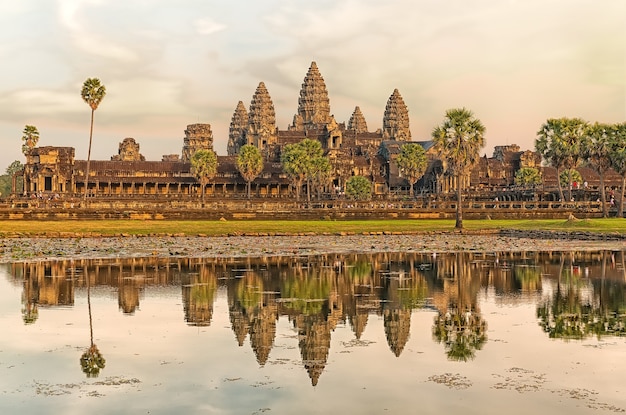 Icônico Angkor Wat refletindo no lago, Siem Reap, Camboja.