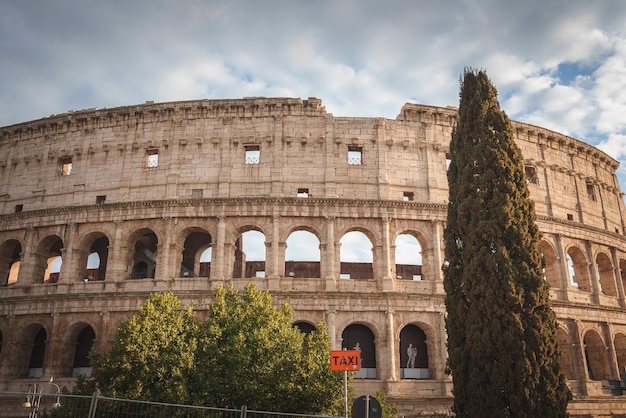 El icónico Coliseo, antiguo anfiteatro en Roma, Italia