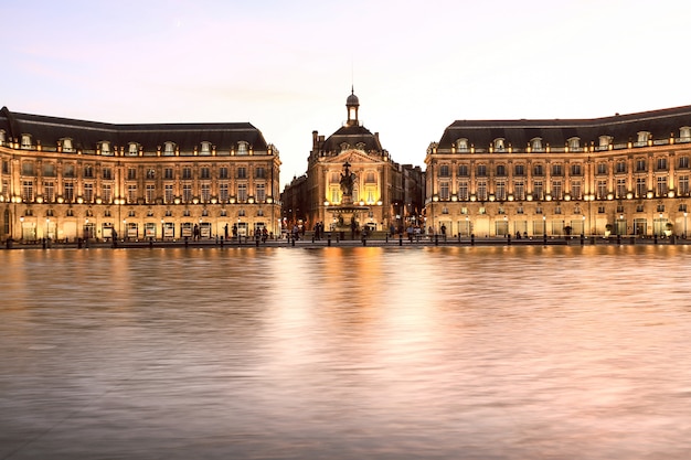 Icónico de la Place de la Bourse y fuente de espejo de agua en Burdeos, Francia, Gironda