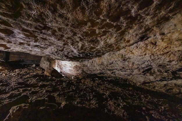 El icónico y popular sistema de cuevas de Engelbrecht, que es un sumidero debajo del Monte Gambier CBD en Australia del Sur Australia