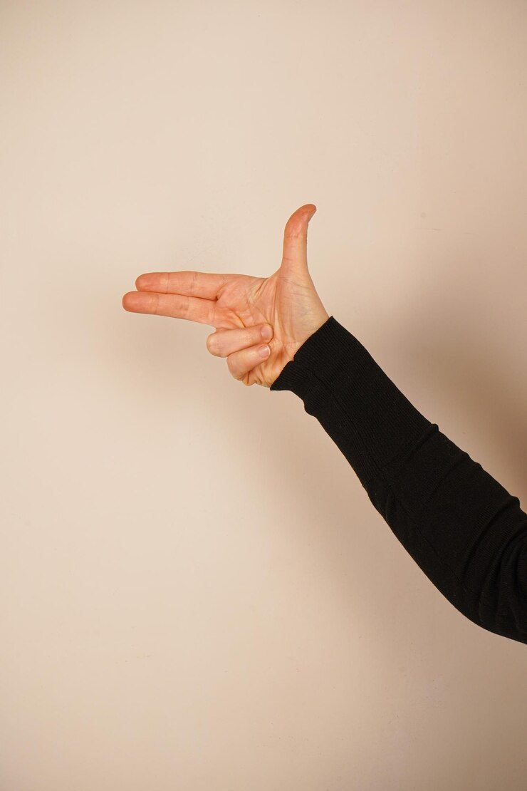 Foto este icónico signo de la mano irradia confianza y energía se utiliza ampliamente en contextos casuales o creativos los dedos están dispuestos para imitar la forma de un arma creando un gesto lúdico y dinámico