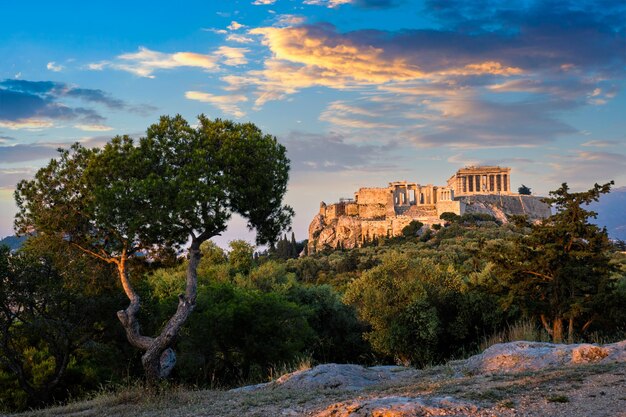 Foto el icónico templo del partenón en la acrópolis de atenas, grecia