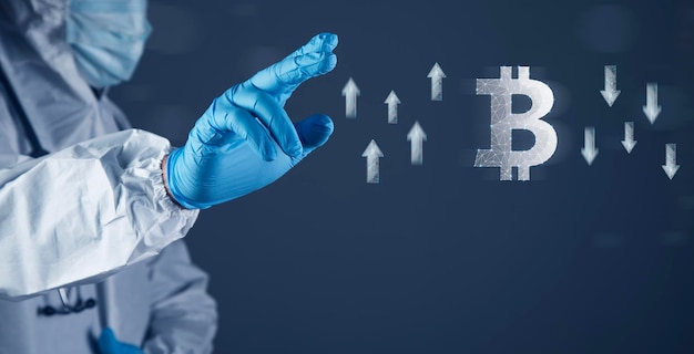 Icono de bitcoin y flechas hacia arriba y hacia abajo de la red El médico hace clic en la pantalla