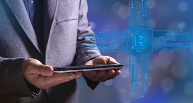 Ícono de Bitcoin en el hombre de la placa base tocando en la pantalla