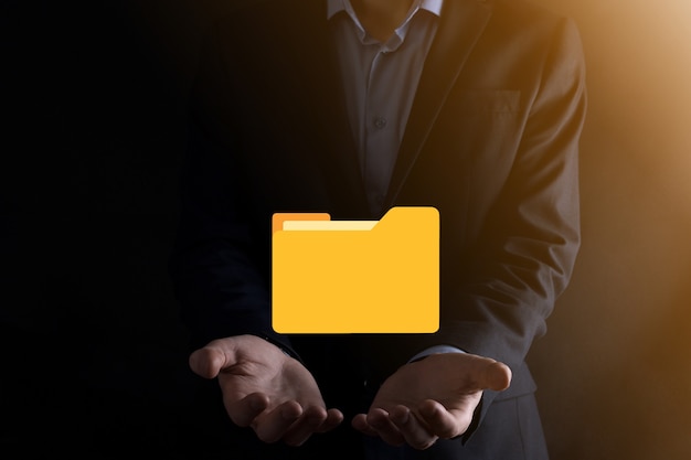 Icono de carpeta de retención de empresario.El sistema de gestión de documentos o la configuración de DMS por un consultor de TI con una computadora moderna están buscando información de gestión y archivos corporativos.