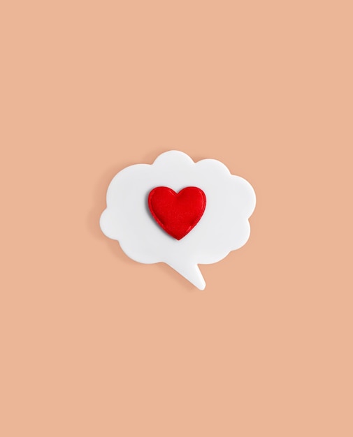 Icono de chat con un corazón en un fondo beige Amor en línea Citas en una red social