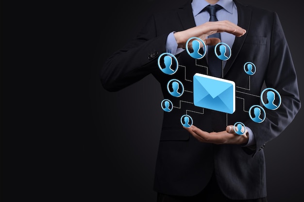 Icono de correo electrónico y usuario Diagrama de concepto de marketing o boletín informativo Envío de correo electrónico Correo masivo Concepto de marketing por correo electrónico y sms Esquema de ventas directas en el negocio Lista de clientes para el envío por correo