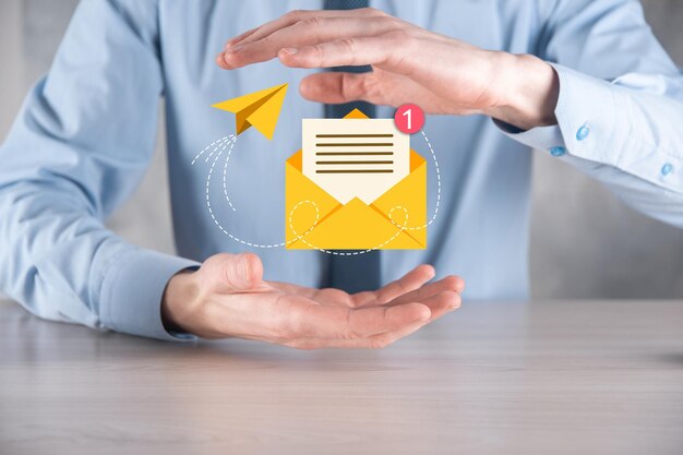 Icono de correo electrónico y usuario Diagrama de concepto de marketing o boletín informativo Envío de correo electrónico Correo masivo Concepto de marketing por correo electrónico y sms Esquema de ventas directas en el negocio Lista de clientes para el envío por correo