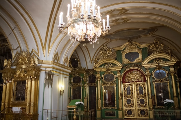 Foto icono cristiano ortodoxo en el interior de la pared de la iglesia.