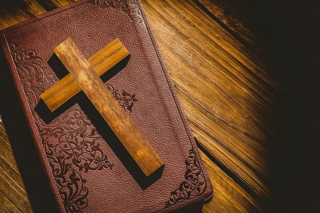 Icono de crucifijo en la biblia
