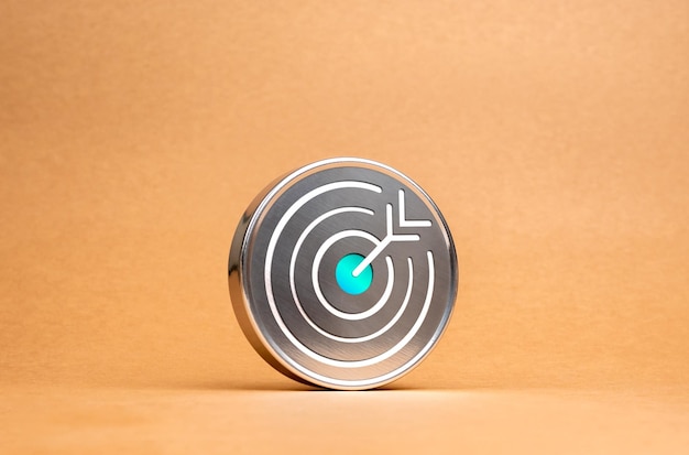 Icono de dardo objetivo en círculo insignia cromada en fondo de papel reciclado marrón estilo minimal Plan de acción de estrategia de negocio y tecnología de innovación futura con objetivos y conceptos de éxito