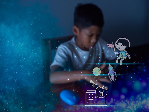 Icono de educación En el fondo de imágenes borrosas, un niño está mirando un monitor de computadora.