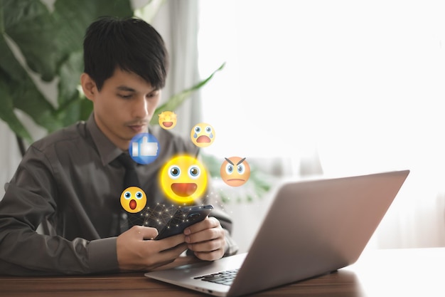 Icono de emoción Redes sociales y concepto digital en línea