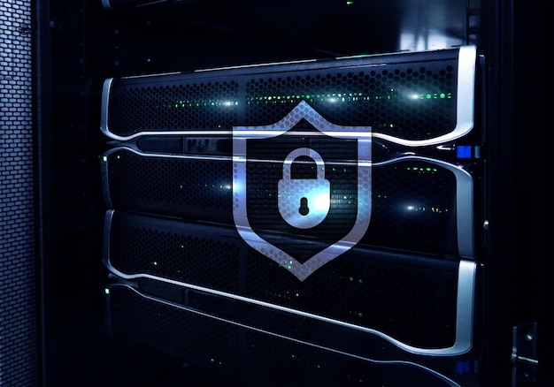 Icono de escudo de protección cibernética en el fondo de la sala de servidores Seguridad de la información y detección de virus