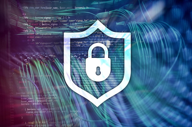 Icono de escudo de protección cibernética en el fondo de la sala de servidores Seguridad de la información y detección de virus