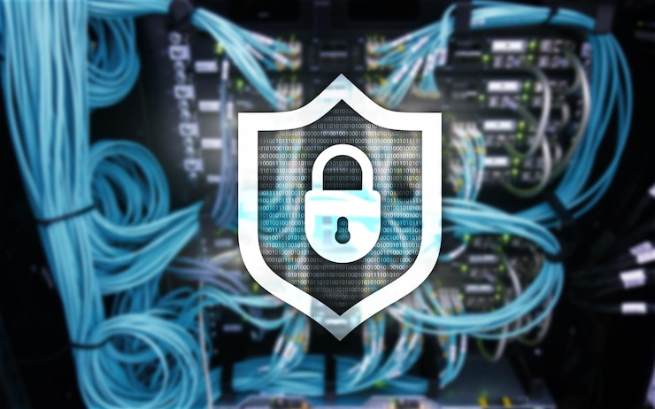 Foto icono de escudo de protección cibernética en el fondo de la sala de servidores seguridad de la información y detección de virus