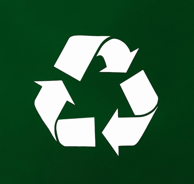 Foto icono de flecha reciclado sobre fondo verde