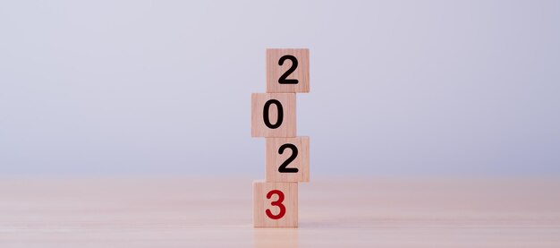 Ícono de un gol o meta en 2023 en un cubo de madera. Planes para el próximo año 2023. Concepto de 2023