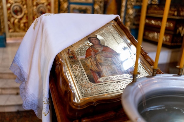 Icono grande en la mesa de la iglesia.