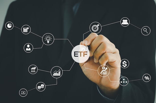 Icono de hombre de negocios de mano ETF Exchange Traded Fund pantalla virtual Internet Business stock market finance Index Fund Concept