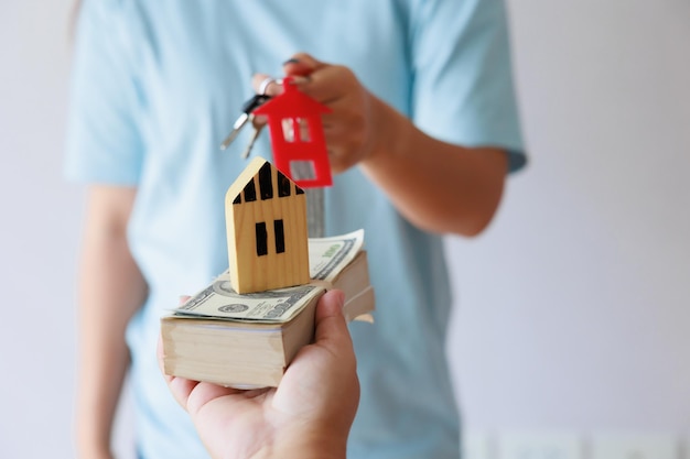 Foto el ícono de la llave y la casa presentan intercambio o contrato para alquilar una casa o bienes raíces o un préstamo para comprar una casa