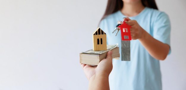 Foto el ícono de la llave y la casa presentan intercambio o contrato para alquilar una casa o bienes raíces o un préstamo para comprar una casa