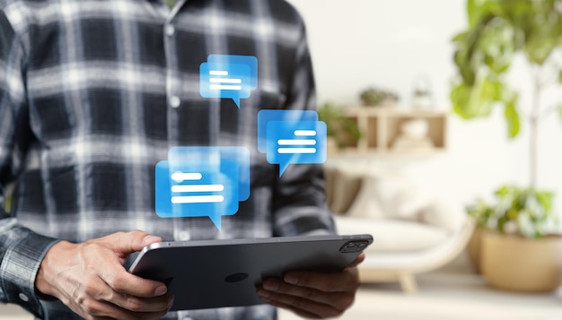 Un icono de mensaje de chat en línea con una burbuja de habla con esquinas redondeadas lisas comúnmente utilizado para representar mensajería o comunicación en plataformas digitales