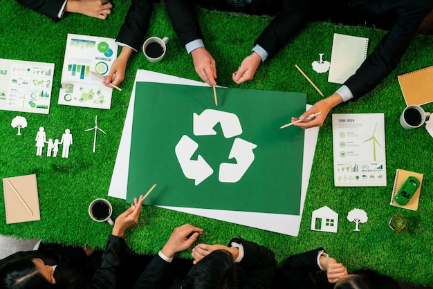 Icono de reciclaje de banner panorámico de vista superior en la mesa de reuniones en la oficina con gente de negocios que planea inversiones de negocios ecológicos en la gestión de residuos como concepto de reciclaje y reducción de reutilización para un ecosistema limpio